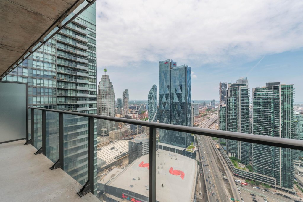 Apartment 3 Zimmer mit Balkon und mit Blick Velikolepnye v Samom Centre Toronto Apartments
