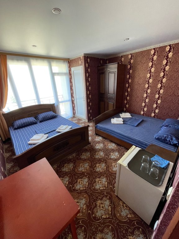 Camera quadrupla Comfort con balcone e con vista mare Araik  Guest House