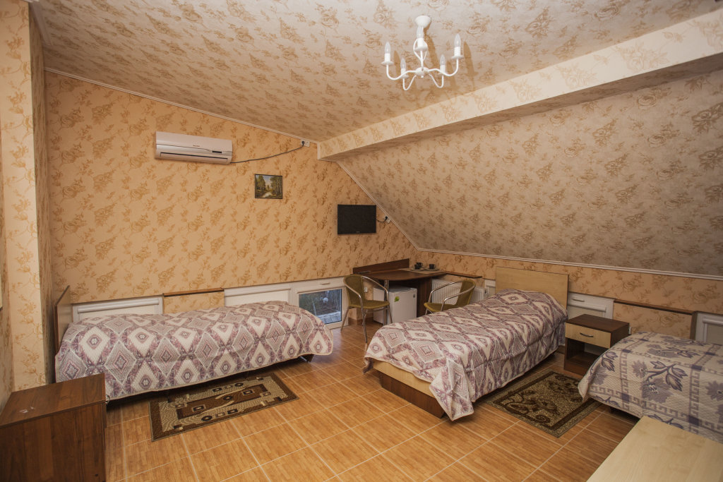 Bett im Wohnheim mit Blick Dom U Druzej Apartments