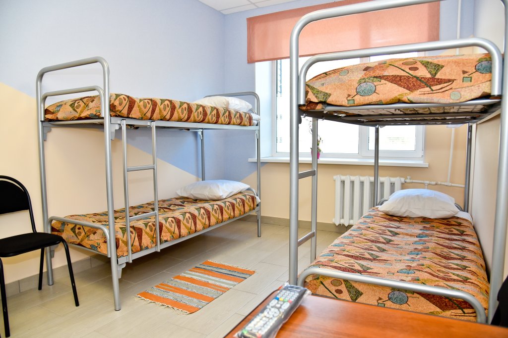 Кровать в общем номере с красивым видом из окна Хостел Чкаловский