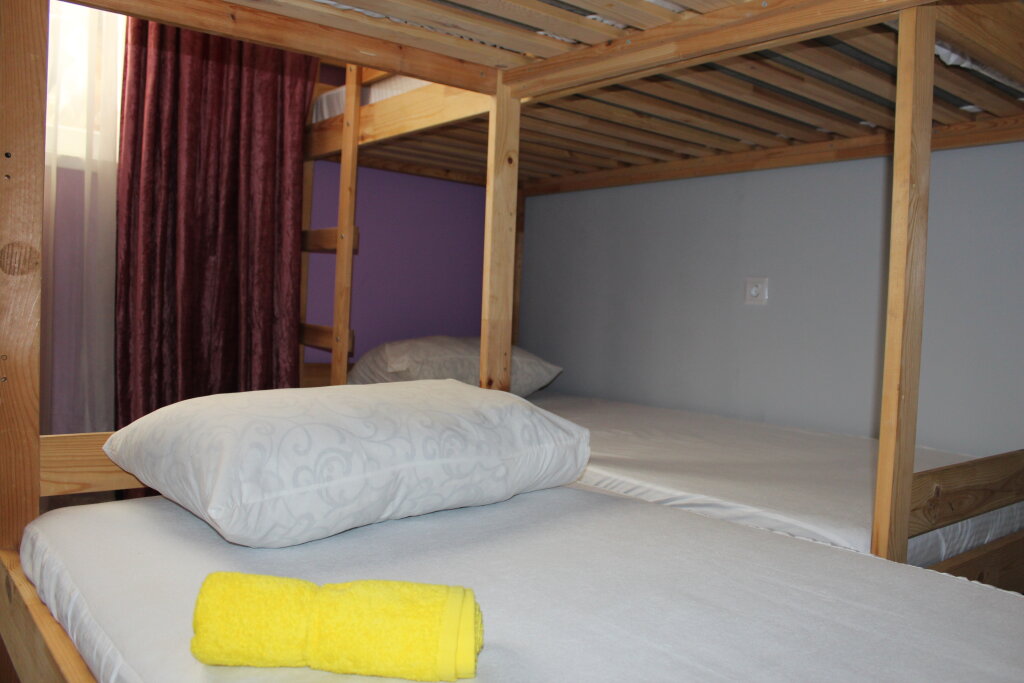 Cama en dormitorio compartido (dormitorio compartido masculino) con vista Art Hostel