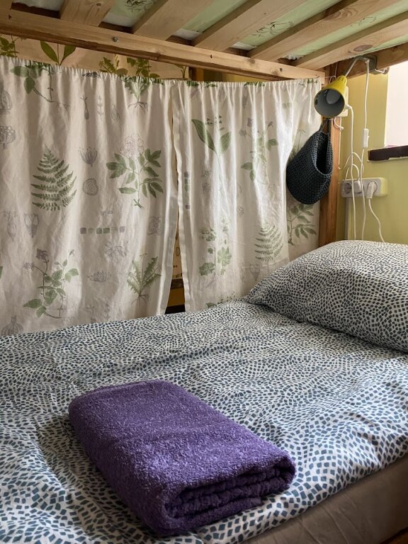 Cama en dormitorio compartido con vista Gorod Hostel