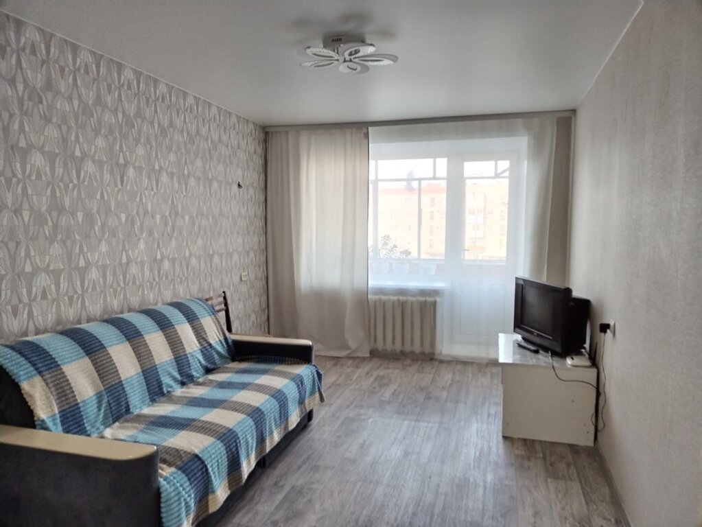Apartment Tryokhkomnatnaya Kvartira Nevyyansk Tsementny Flat