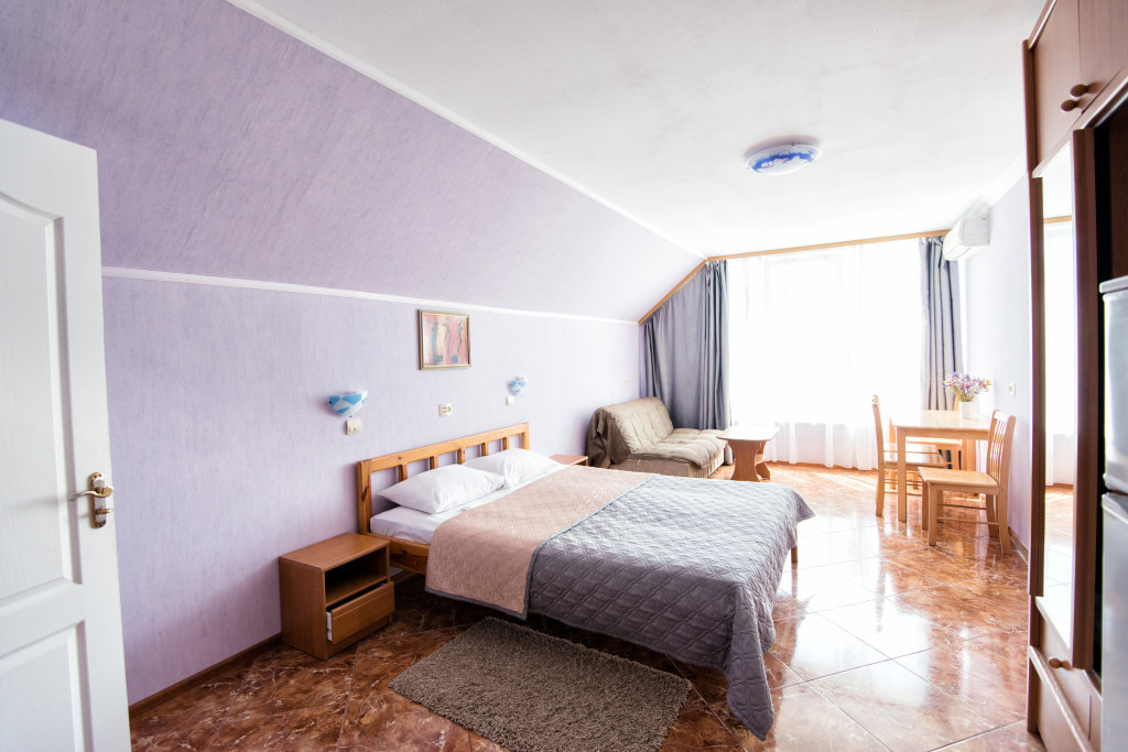 Habitación cuádruple Confort con balcón Prohlada Breeze Hotel