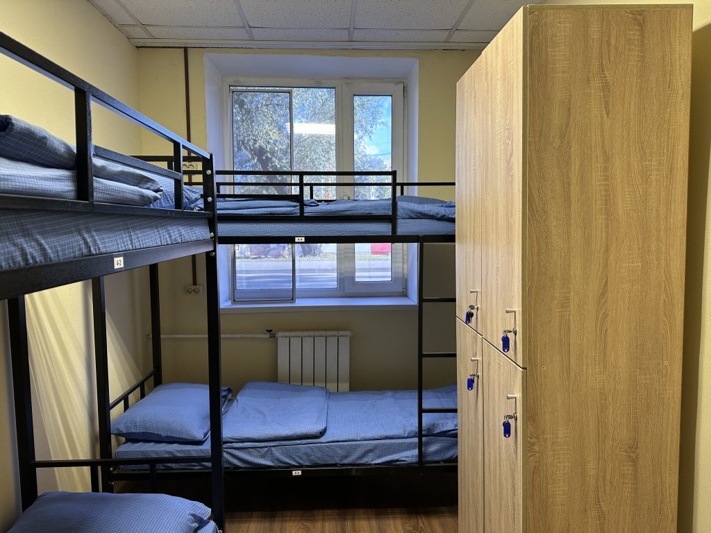 Cama en dormitorio compartido con vista Tochka Dmitrovskaya Hostel