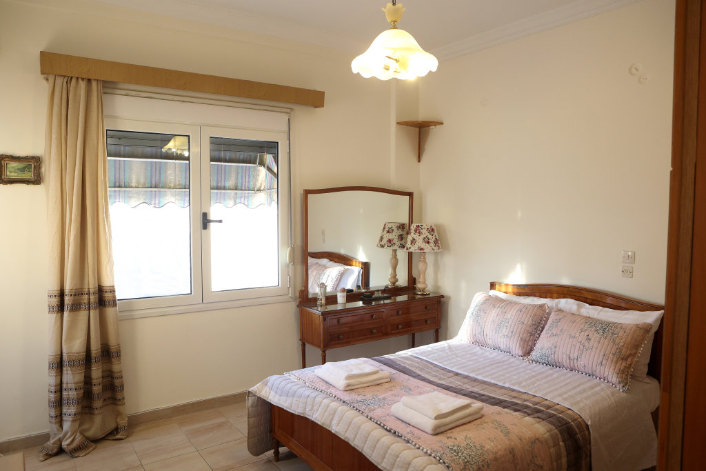 1 Bedroom Apartment with balcony and with view Best House Retro Home Omonoia Square Athens Flat