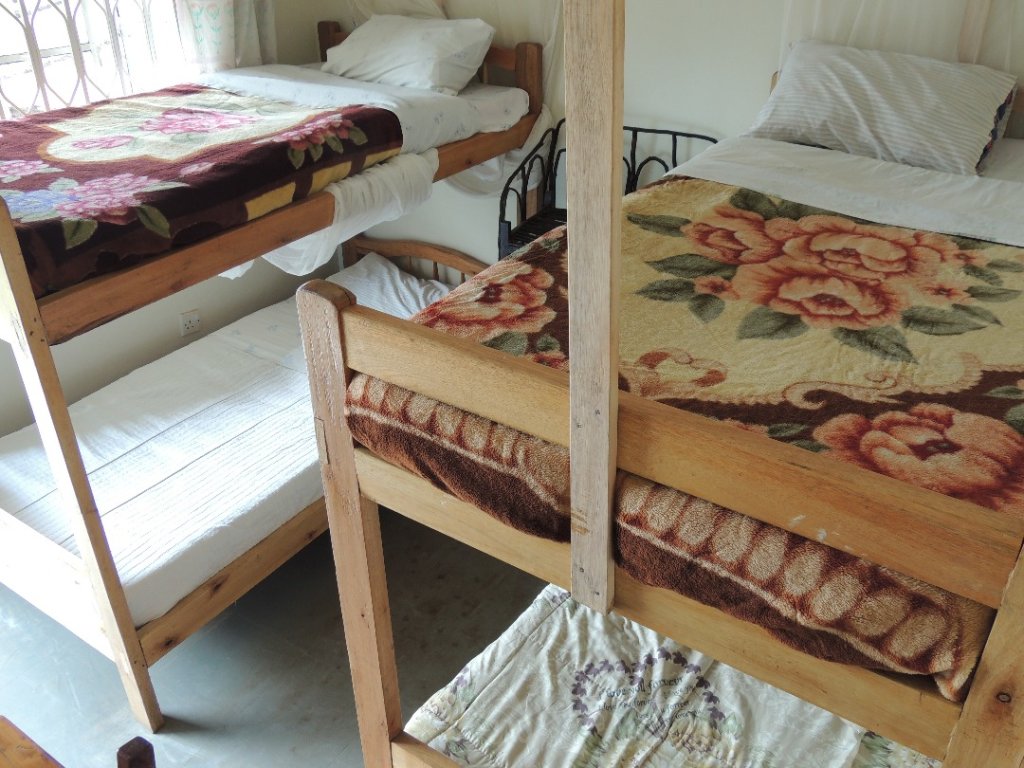 Bett im Wohnheim mit Balkon und mit Blick Kabale Backpackers Hostel