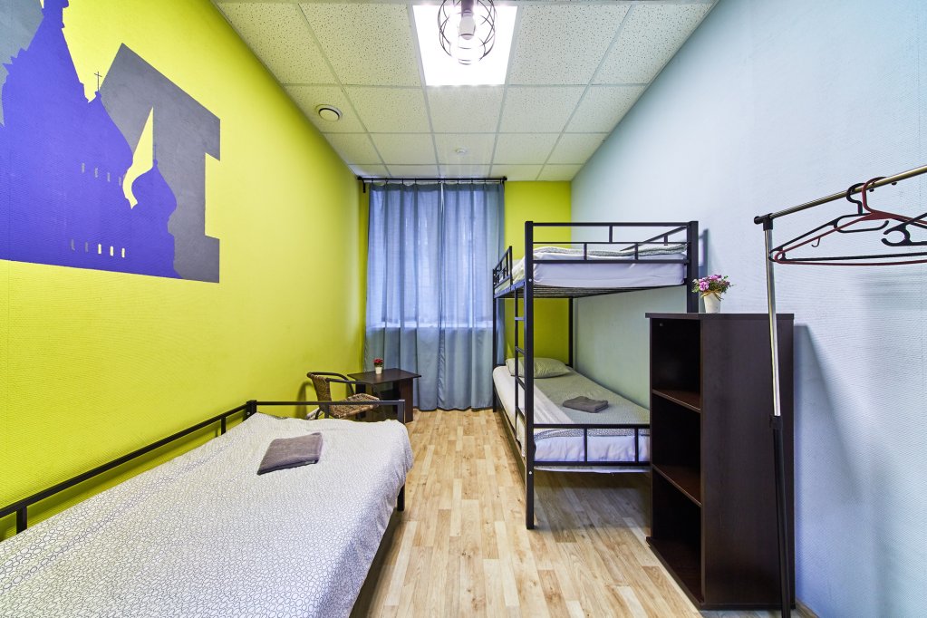 Кровать в общем номере (мужской номер) с видом на город Мини-отель Ленинский 23