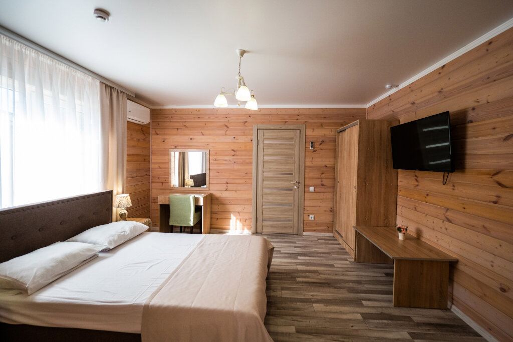 Четырёхместный номер в деревянном котедже Евро Стандарт с 3 комнатами с балконом Туристический комплекс «Афалина»