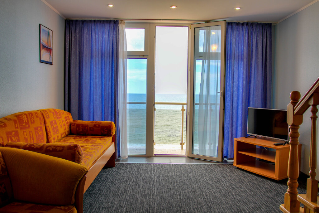 Двухместный полулюкс с балконом и с видом на море Отель Хижина Робинзона