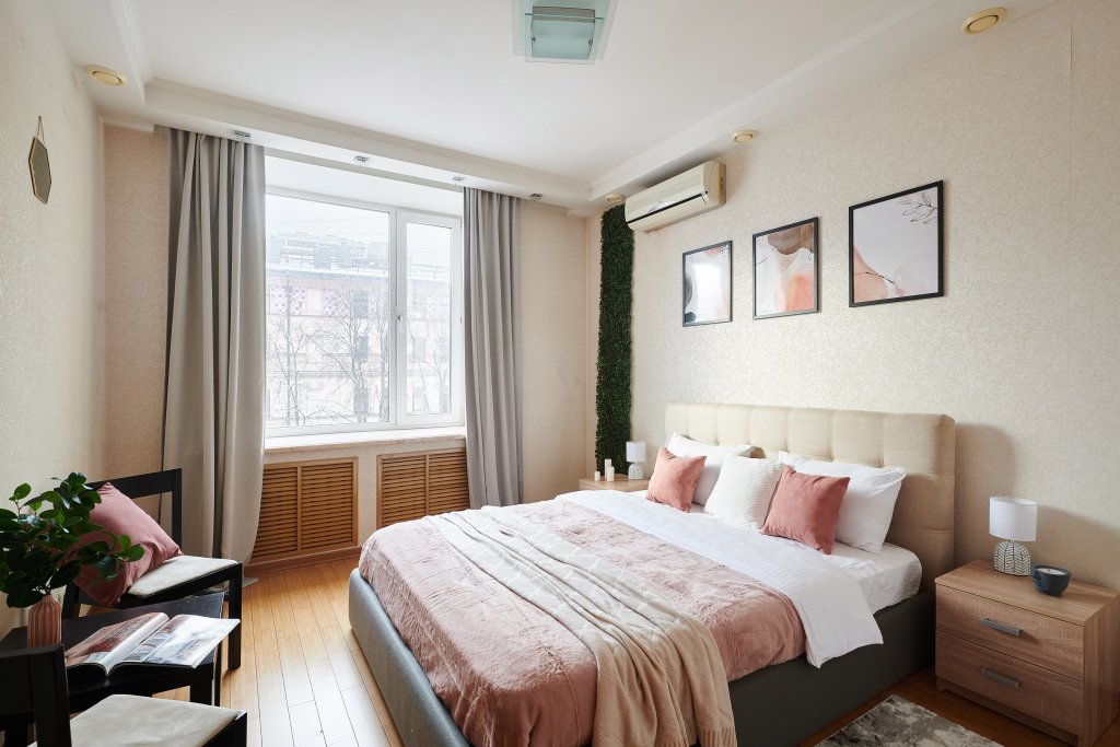 Apartment 3 Zimmer mit Balkon Trekhkomnatnye na Patriarshih Prudah Apartments