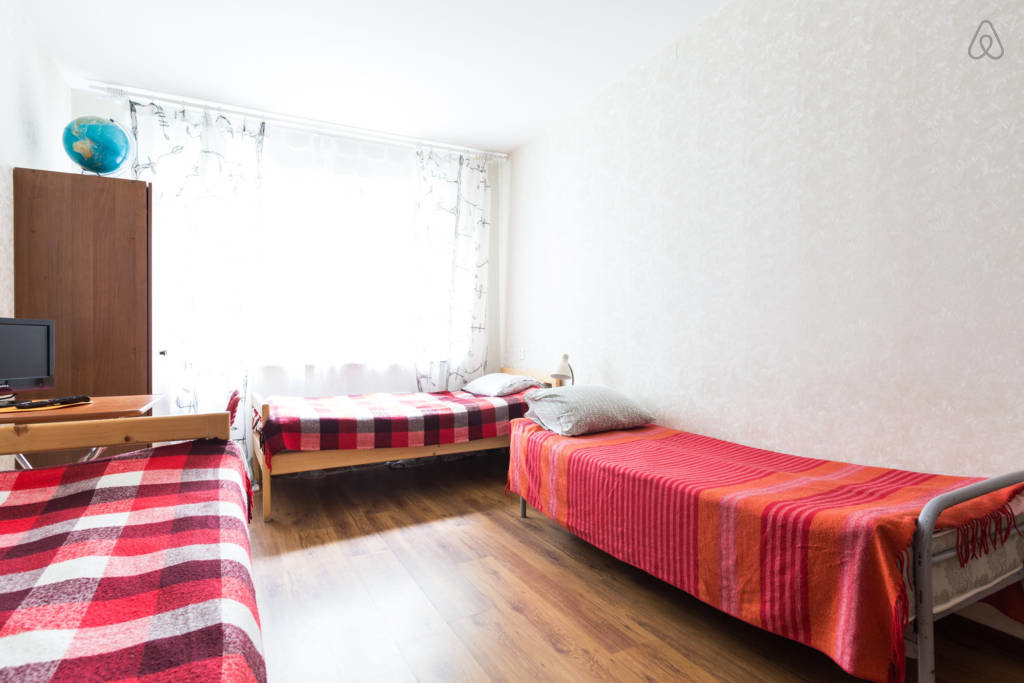 Cama en dormitorio compartido (dormitorio compartido femenino) con vista Hostel Avantage at Smolenka