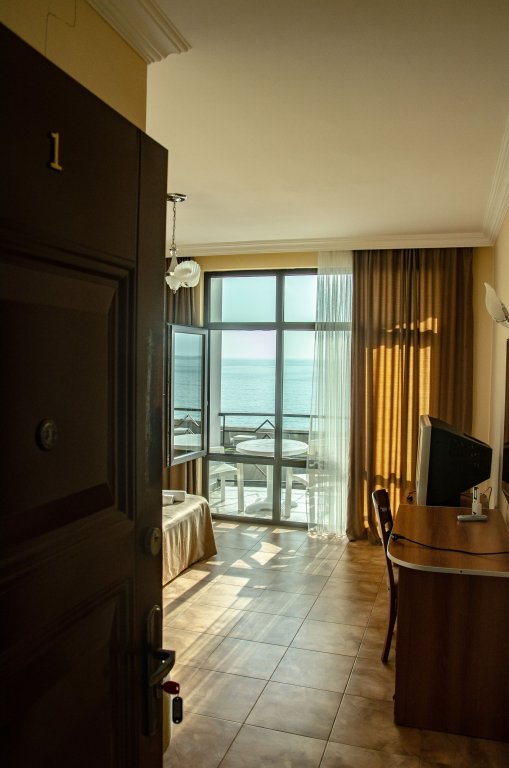 Habitación cuádruple Estándar con balcón y con vista al mar Hotel Medusa
