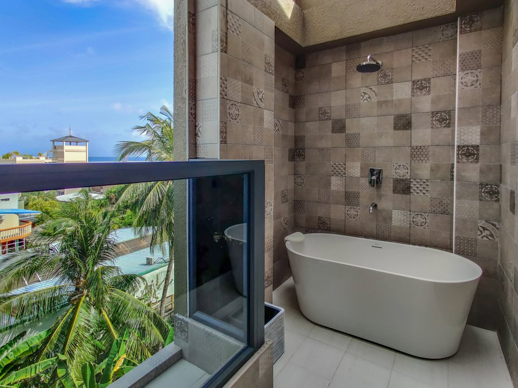 Suite 2 dormitorios con balcón y con vista al mar Sky Beach Maldives Hotel