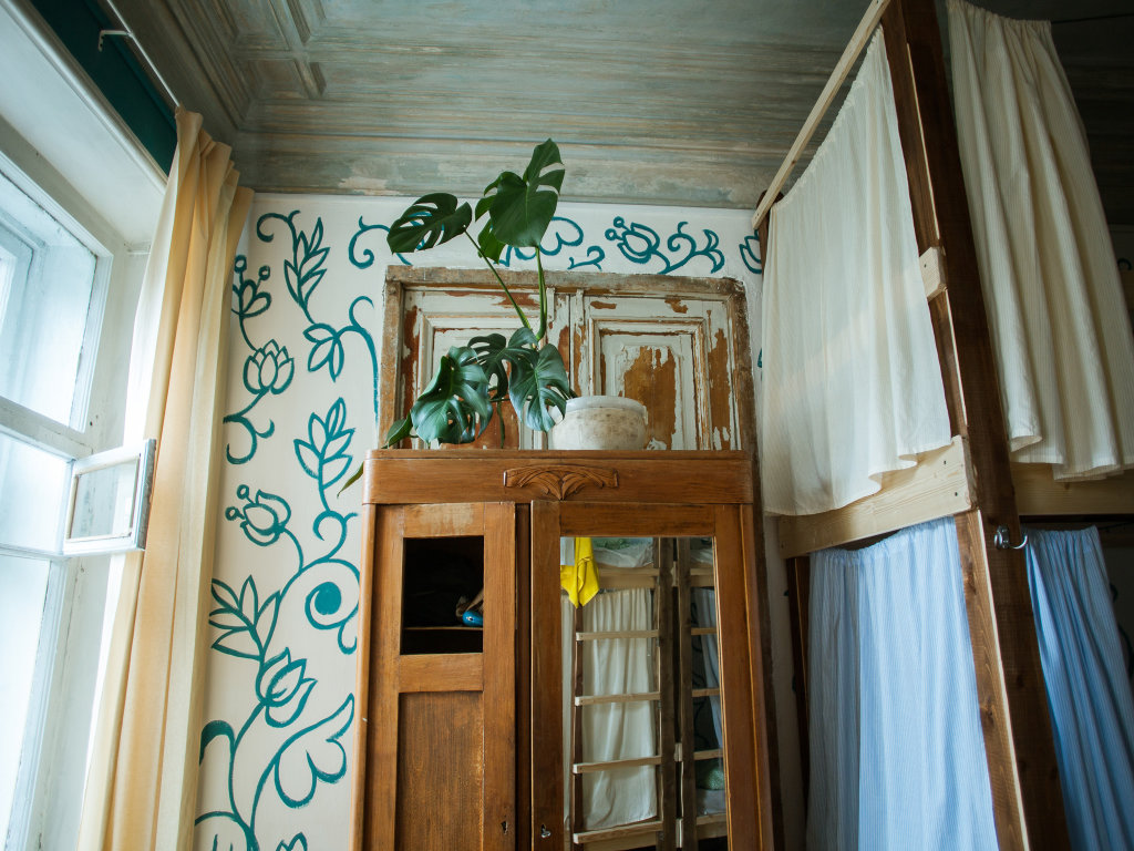 Bett im Wohnheim mit Blick Polosaty Hostel
