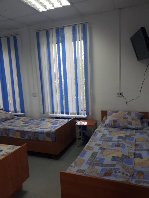 Кровать в общем номере с красивым видом из окна Uyutnyij Ugolok Hostel