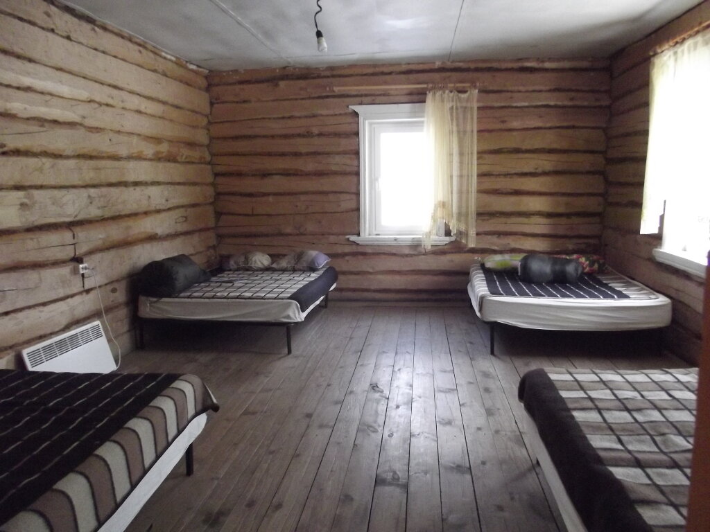 Cama en dormitorio compartido con vista Turbaza Tabyin