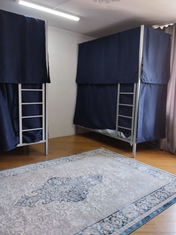 Cama en dormitorio compartido con vista Central Park Hostel Almaty Hostel