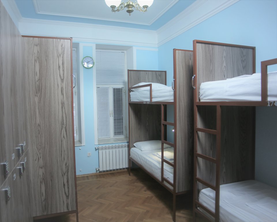 Кровать в общем номере с балконом Hostello Hostel