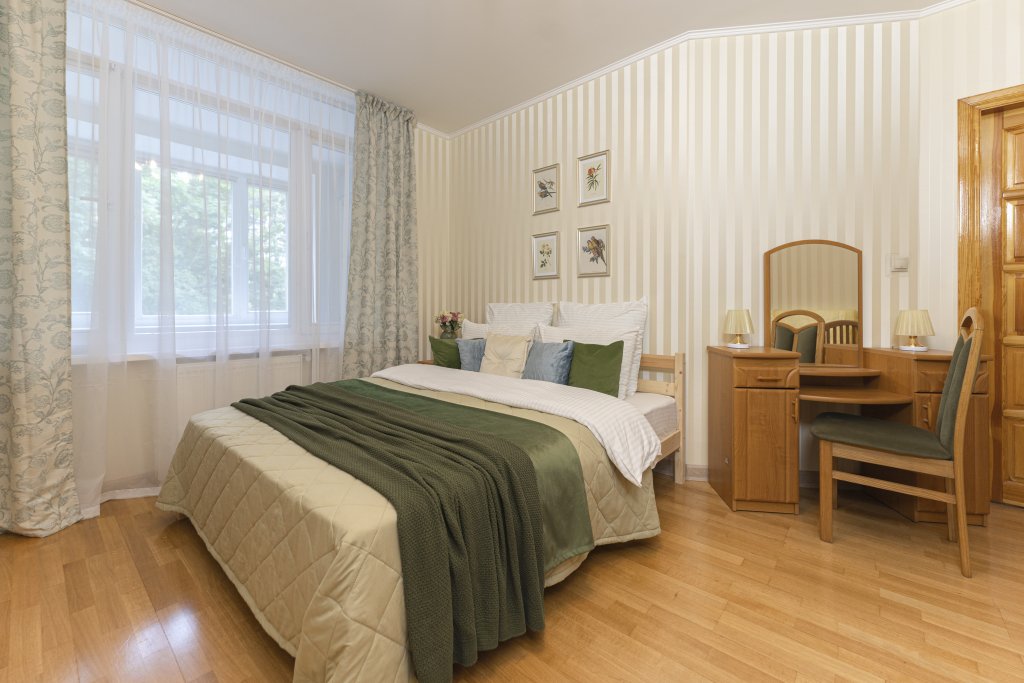 2 Bedrooms Apartment with view Dvuhkomnatnaja vid na Botanicheskij sad na 2 etazhe Flat
