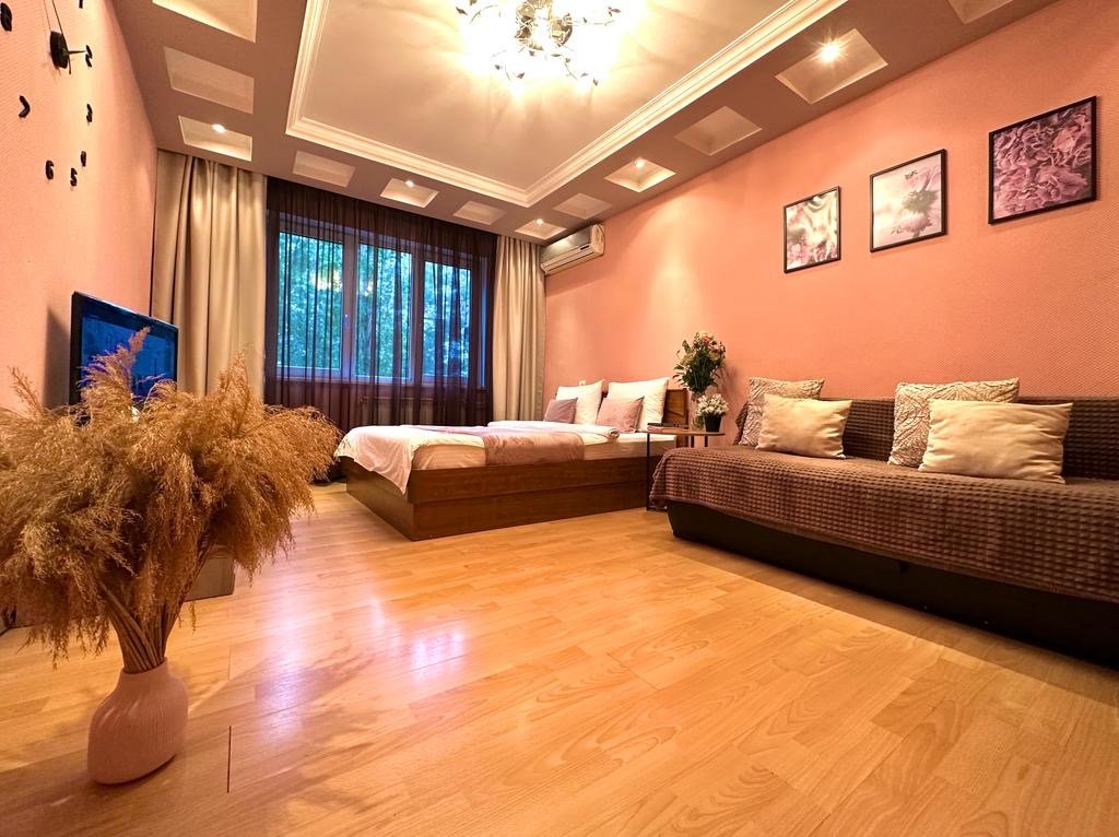 Apartment 2 Schlafzimmer mit Balkon Dvukhkomnatnaya Na Bulvare Engelsa Flat
