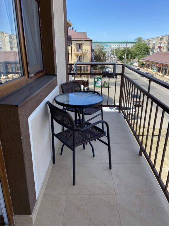 Habitación triple Estándar con balcón y con vista a la ciudad Artsakh Guest House