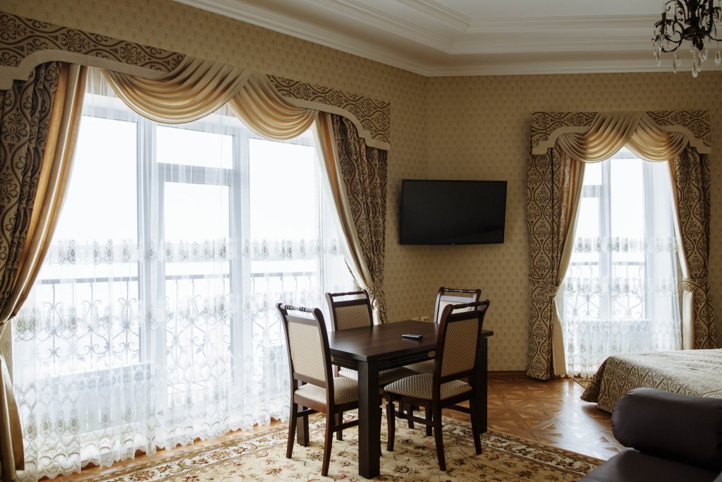 Двухместный люкс Superior с балконом и с красивым видом из окна Отель Сарапуль на Оползина