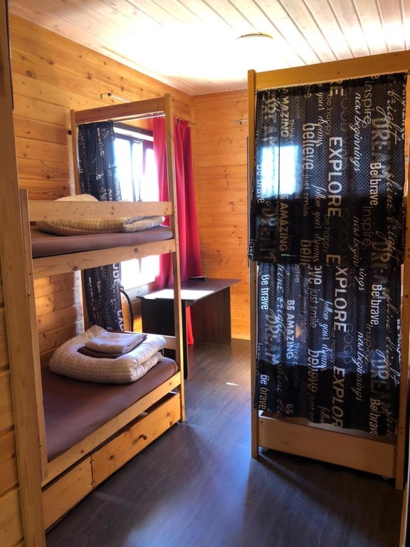 Cama en dormitorio compartido con vista Bolshoy Yedun Hotel