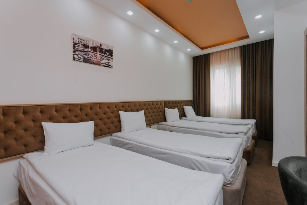 Supérieure triple chambre avec balcon Madinah Hotel