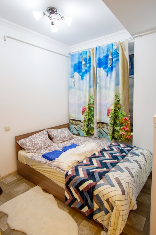 Standard room u Griboedova s kodovym dostupom lichnoi kukhnei i ubornoi Flat