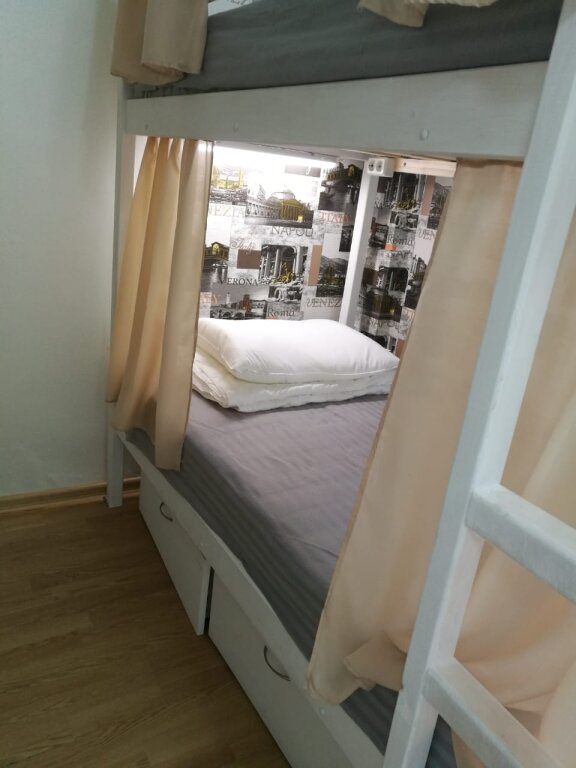 Cama en dormitorio compartido (dormitorio compartido masculino) con vista 03RUS Hostel