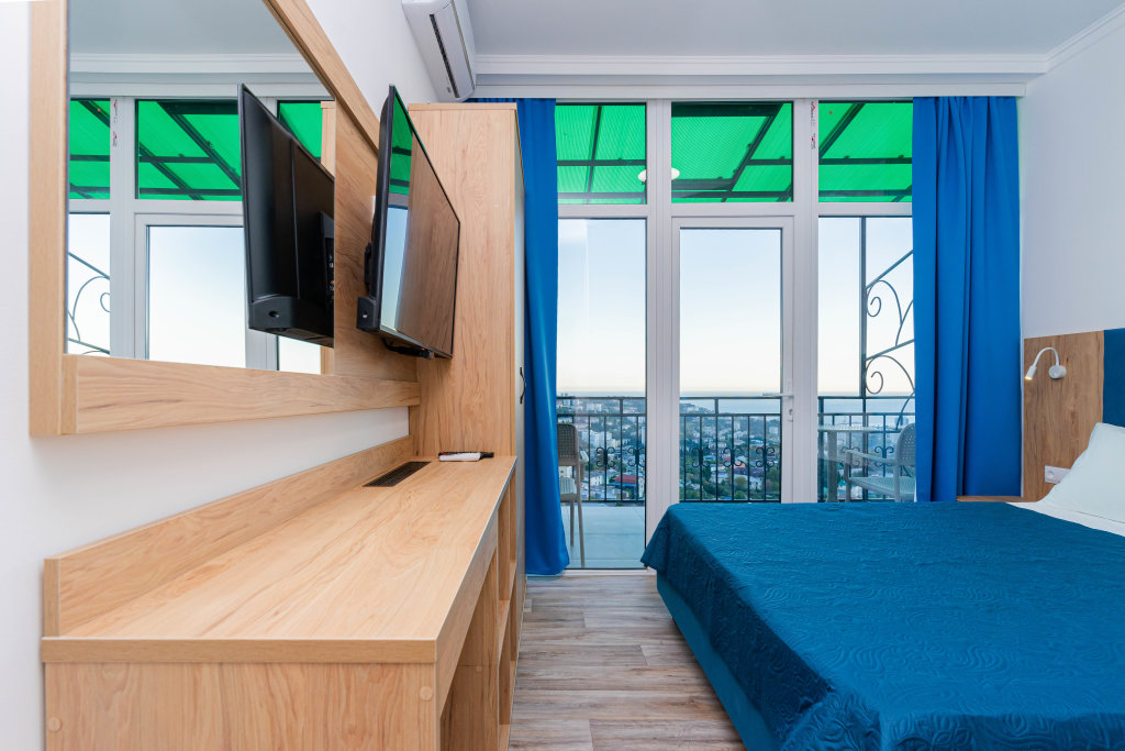 Студия Пентхаус с 2 комнатами с балконом и с красивым видом из окна Над морем