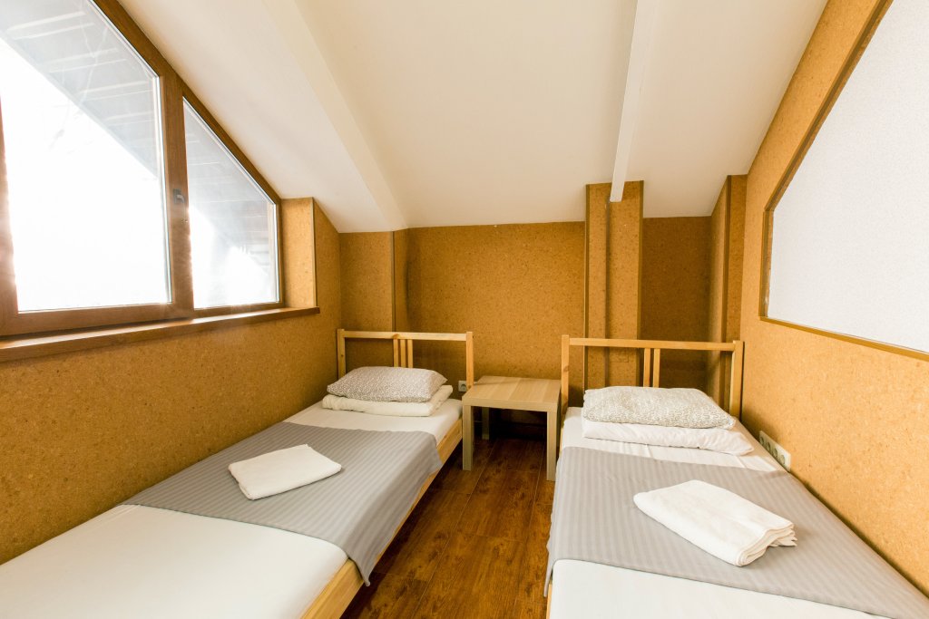 Кровать в общем номере с видом на город Хостел Ривьерский
