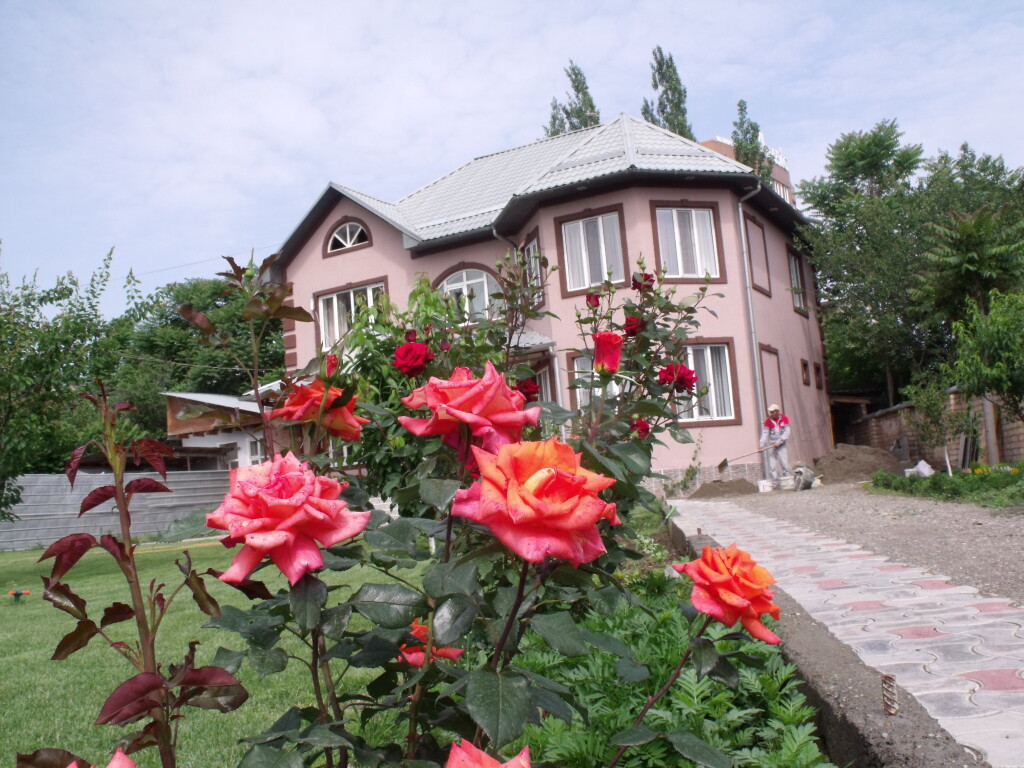 Хостел Hostel Visit Osh (11 отзыв) в Ош, Ошская область. Забронировать  Hostel Visit Osh, 12 G, Nookatskaya. Оплата картами МИР.