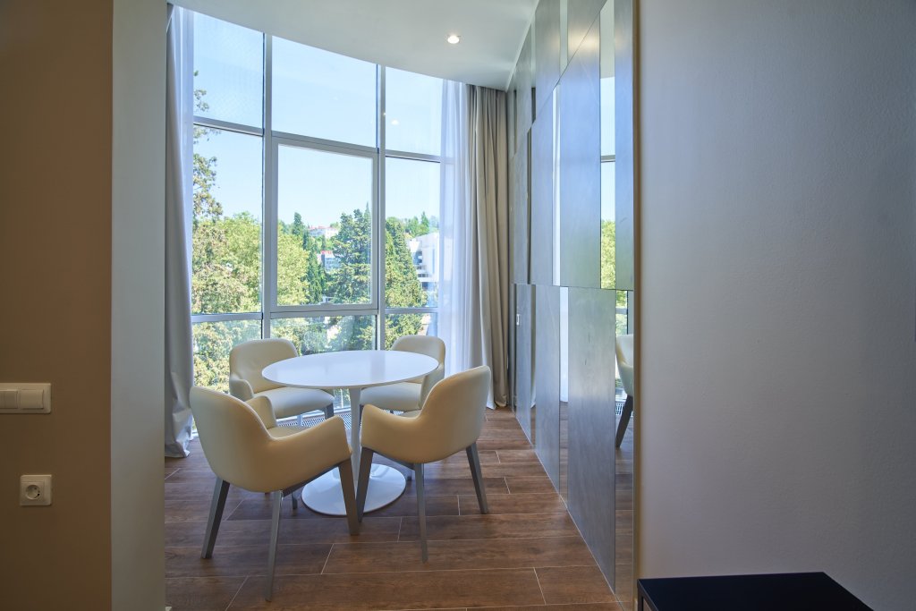 Четырёхместная семейная студия с 3 комнатами с видом на город Mirror Residence Отель