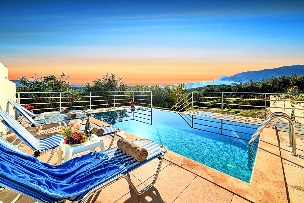 Villa 2 Schlafzimmer mit Balkon und mit Blick Cretan Breeze Villa Heated Pool
