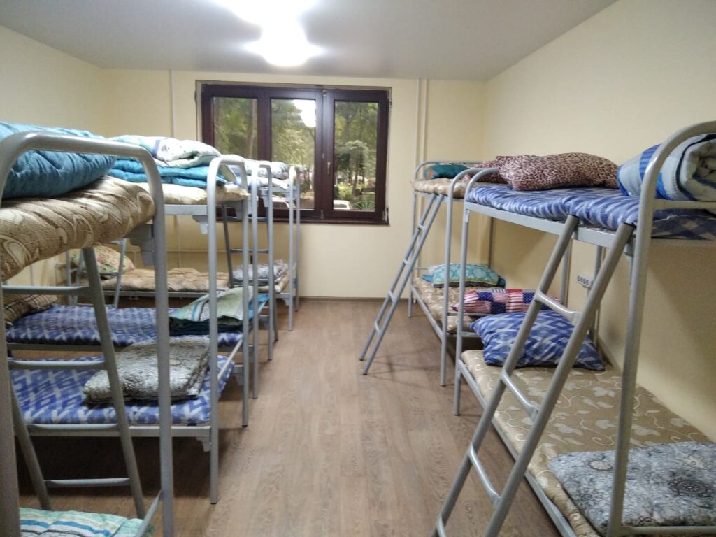 Cama en dormitorio compartido (dormitorio compartido masculino) con vista Komfort Hostel