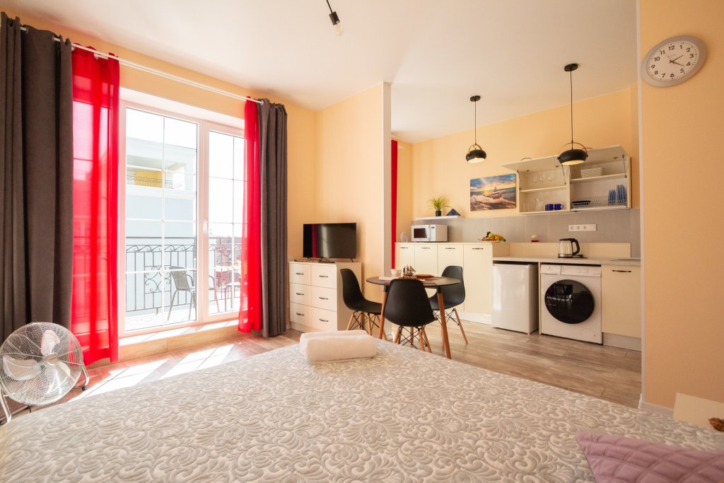 Standard Doppel Familie Zimmer mit Balkon und mit Blick Klubniy Kompleks Morskoy Apartments