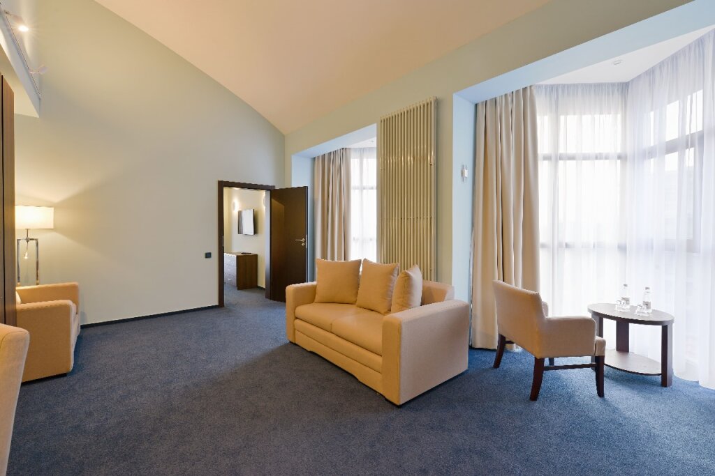 Suite 2 Schlafzimmer mit eingeschränktem Meerblick Kandinskiy Hotel