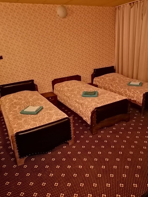 Кровать в общем номере Hotel Klen