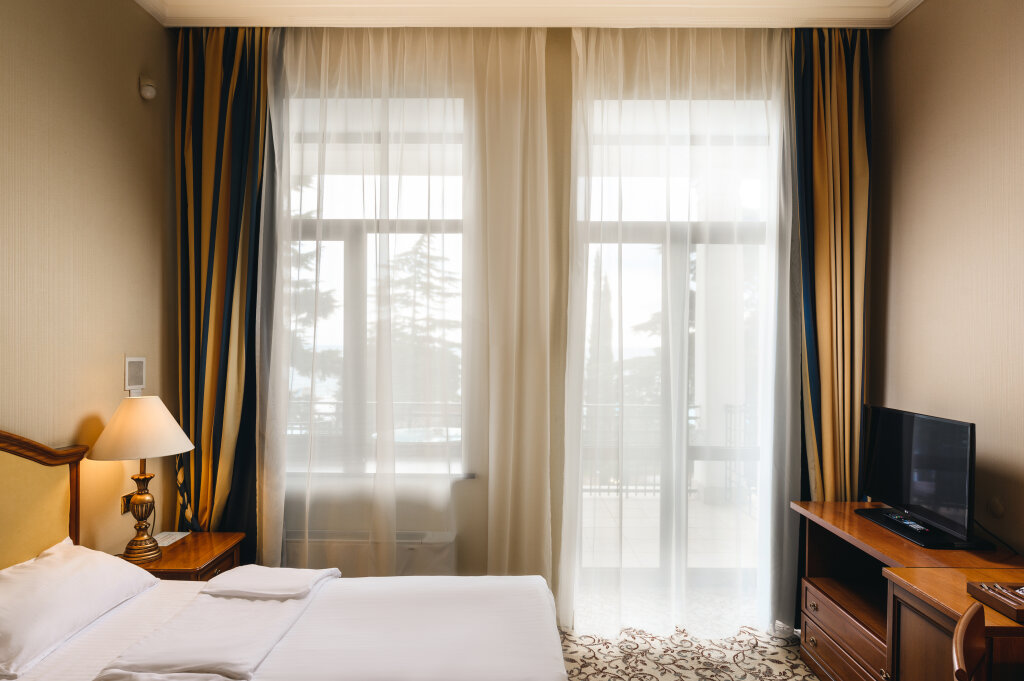 Двухместный номер (корпус Классик) Улучшенный с балконом и с видом на море Отель Riviera Sunrise Resort & SPA Алушта
