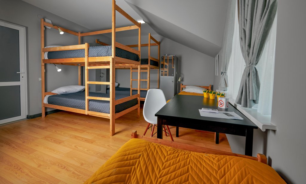 Кровать в общем номере (мужской номер) Мансарда Отель Ле Мон