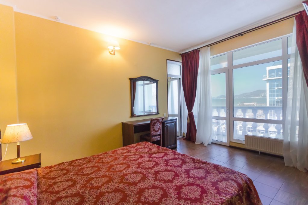 Двухместный люкс с балконом и с видом на море Отель Оазис