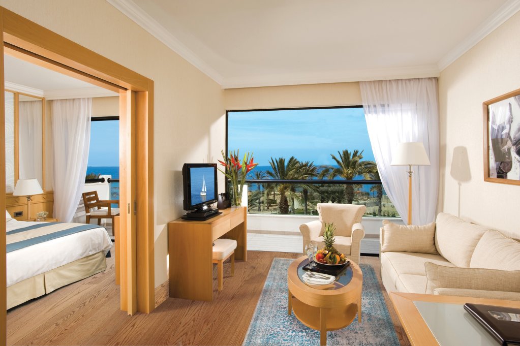 Suite 1 Schlafzimmer mit Balkon und mit Landblick Constantinou Bros Asimina Suites Hotel