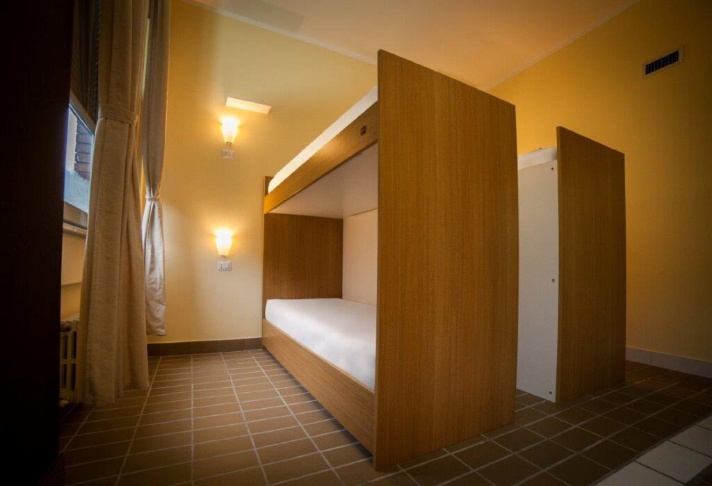 Cama en dormitorio compartido con vista New Generation Hostel Tirana Center