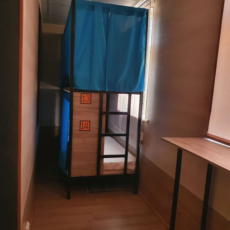 Cama en dormitorio compartido con vista Cape Hostel