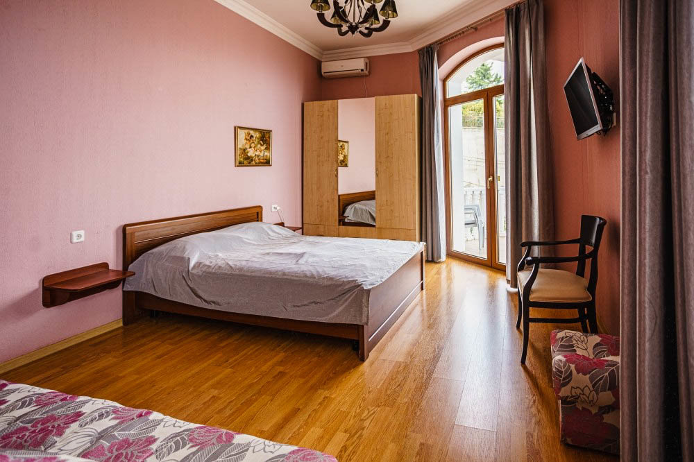Suite 2 Schlafzimmer mit Balkon und mit Blick Liana Mini-Hotel
