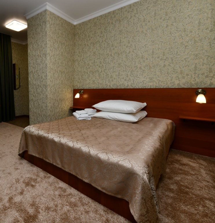 Habitación triple Confort Novozhenovskiy Hotel