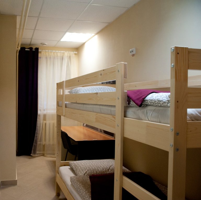 Cama en dormitorio compartido con vista Centre Hostel
