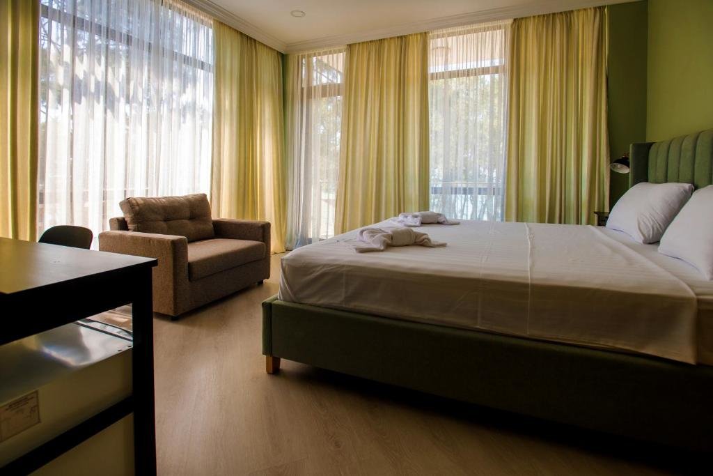 Supérieure quadruple chambre avec balcon et Avec vue Samshitovaya Roscha Hotel
